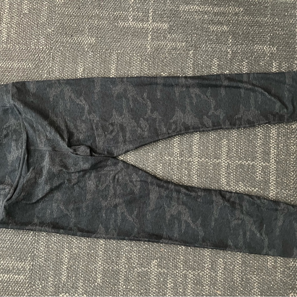 Vuori: Camo Print Clean Elevation Leggings size small - Picture 2 of 3
